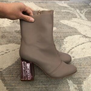 New never worn size 7.5 women’s ankle boots